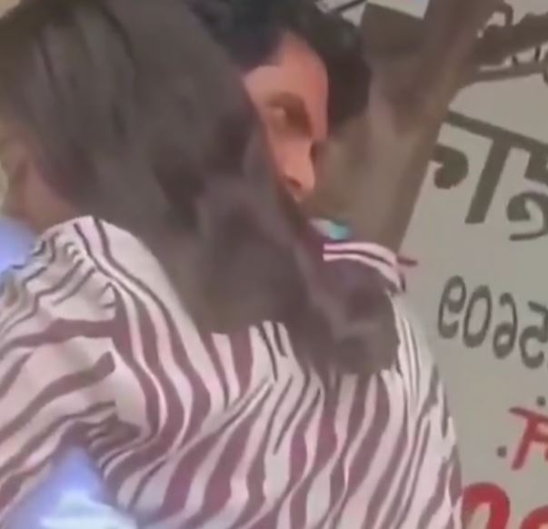 दिल्ली- कोर्ट में तलाक लेने पहुंचे पति-पत्नी गले मिलकर रोए, अलग होने वाली अर्जी फाड़ी,देखें वायरल वीडियो