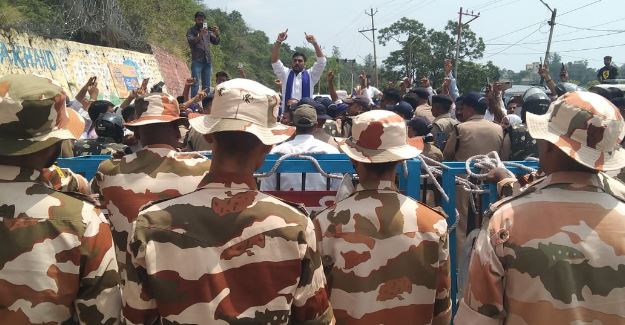 टिहरी: केतन लाल हत्या केस: प्रतापनगर जा रहे भीम आर्मी कार्यकर्ताओं को पुलिस ने नरेंद्रनगर में रोका, वहीं धरने पर बैठे