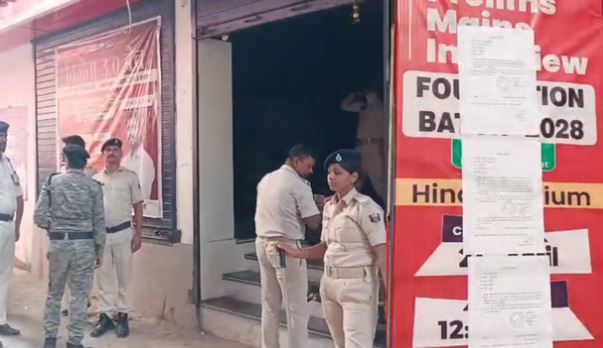 Bihar: खान ग्लोबल स्टडीज के बाहर पुलिस ने चिपकाया नोटिस, 3 लोगों को किया तलब, कहा- नहीं आने पर कार्रवाई तय