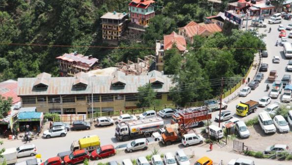 हिमाचल-Traffic Jam: ढाई लाख आबादी, हर माह पहुंच रहे 7 लाख सैलानी, रोज आ रहे 40 हजार वाहन, हांफ रही हिल्स क्वीन