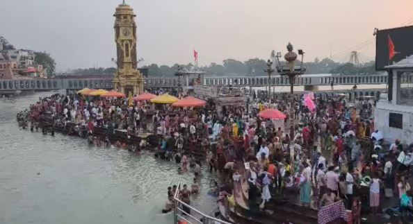 निर्जला एकादशी: हरिद्वार में उमड़ी श्रद्धालुओं की भीड़, गंगा में लगाई आस्था की डुबकी, घाटों पर दिखी रौनक