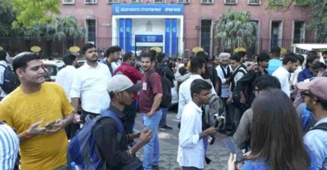 कॉकरोच जनता पार्टी: दिल्ली पहुंचे अभिजीत दिपके, कहा-किताब-तिरंगा साथ लाएं, सुरक्षा सख्त