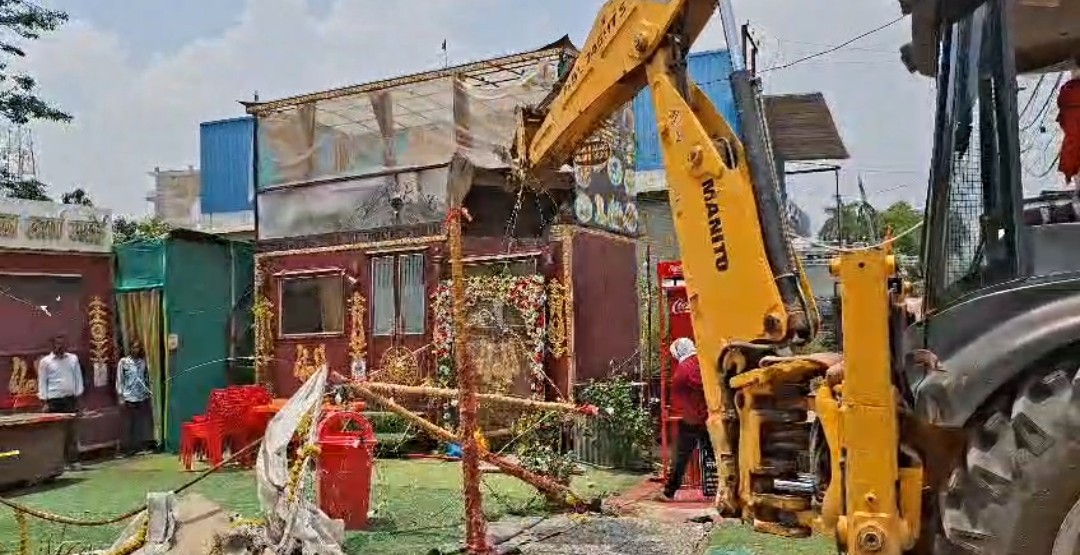 ब्रेकिंग- अयोध्या: अयोध्या में जिला प्रशासन का बुलडोजर एक बार फिर अवैध कब्जे पर गरजा।