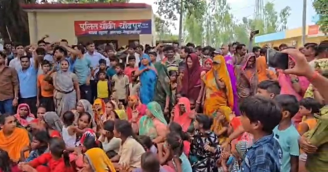 ग्रामीणों ने थाना का घेराव किया पुलिस ने जमकर लाठी चार्ज किया