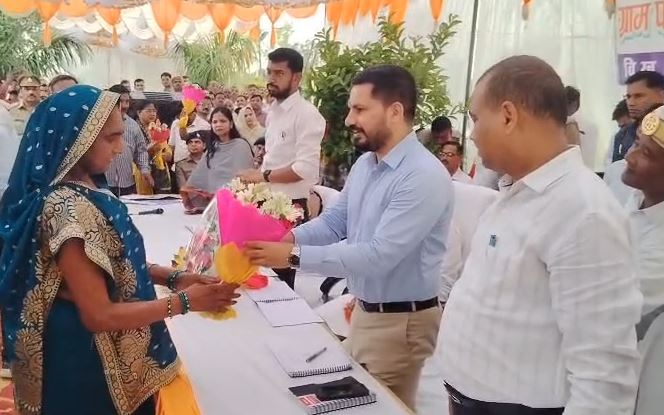ब्रेकिंग: अयोध्या- डीएम ने सुनी एक-एक शिकायत,लापरवाही पर कार्रवाई करने की चेतावनी भी दी।