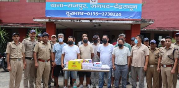 देहरादून- पुलिस का छापा: अमेरिकी नागरिक समेत 13 गिरफ्तार, डॉलर और डेढ़ लाख रुपये बरामद