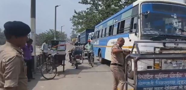 देहरादून: निहंगों से वार्ता के बाद कुल्हाल चेक पोस्ट से बैरिकेड हटाए, बहाल हुआ यातायात, घंटों बाद मिली राहत