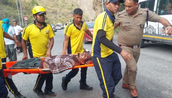 हादसा: दोपहिया वाहन से छिटककर खाई में गिरा युवक, तीन युवाओं ने खाई में उतरकर बचाई जान