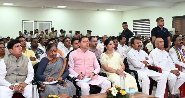 रुड़की पहुंचे CM, भाजपा कार्यालय में सैकड़ों कार्यकर्ताओं के साथ सुनी PM मोदी के ‘मन की बात’