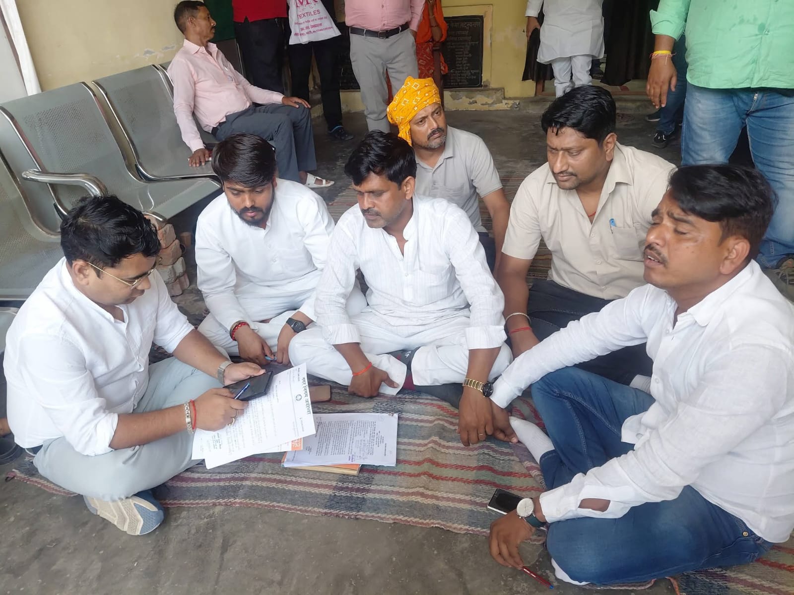 अयोध्या- आज नगर निगम जोनल कार्यालय पर पार्षदों का धरना