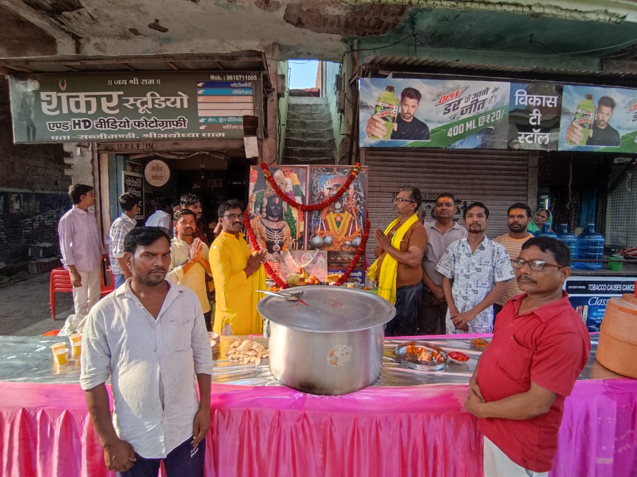 अयोध्या।: बड़े मंगलवार पर राजू एवं विकास मोदनवाल (रस कुंज) के नेतृत्व में किशोर सेवा समिति ने किया भव्य भंडारे का आयोजन