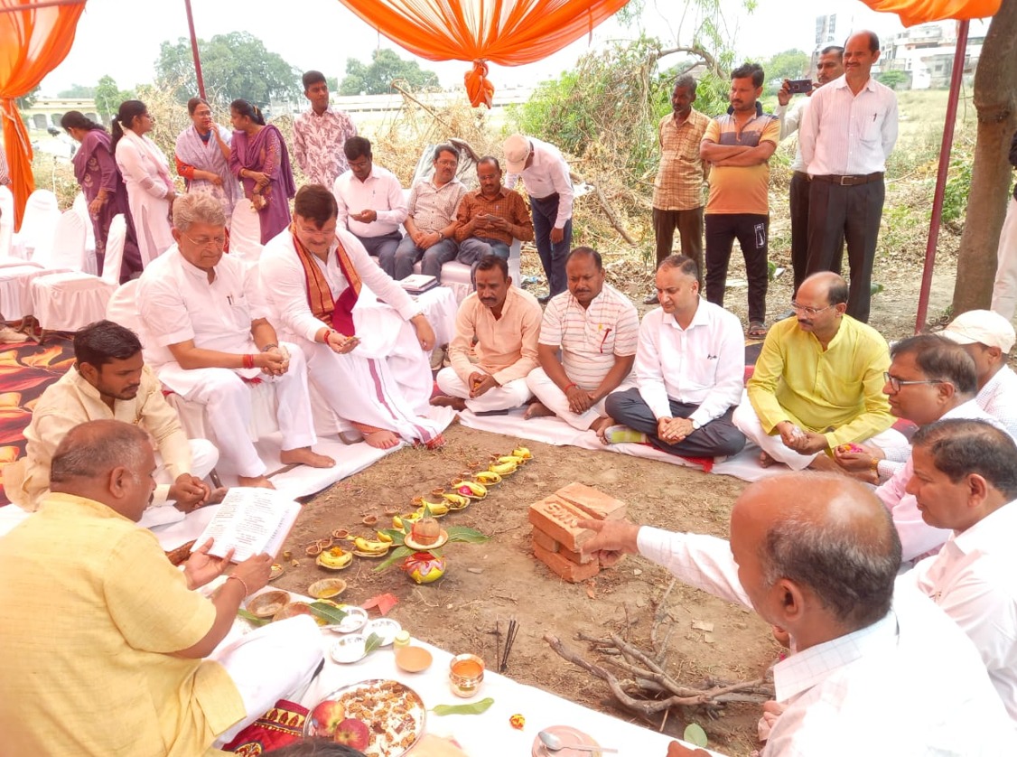अयोध्या- 4.92 करोड़ की लागत से बनेगा आधुनिक इंडोर मिनी स्टेडियम, विधायक व महापौर ने किया भूमिपूजन