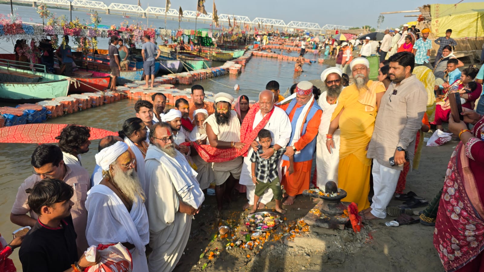 अयोध्या- सांसद लल्लू सिंह व महंत परशुराम दास की अगुवाई में मां सरयू को चढ़ी 1100 मीटर लंबी चुनरी, विश्व शांति का दिया संदेश