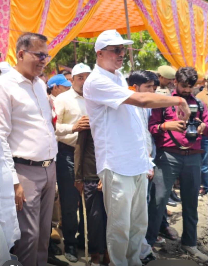DM Inspects Historic Turtle Pond, Plans Conservation and Beautification