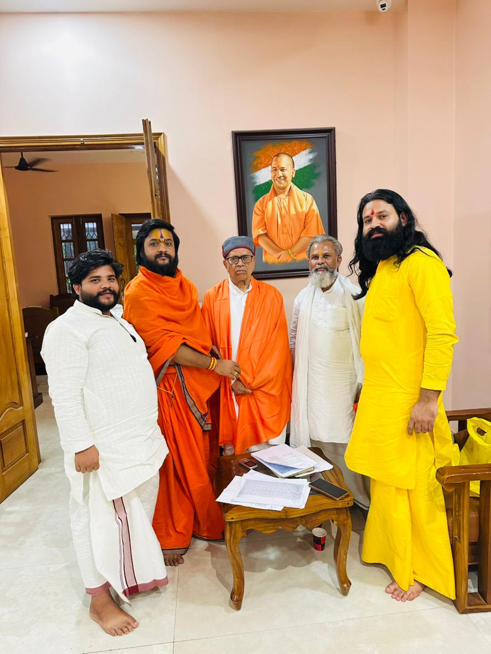 महंत अवधेश दास एवं महंत मुन्ना दास के नेतृत्व में गोरक्षपीठ पहुंचे अयोध्या के संत, द्वारिका प्रसाद तिवारी से हुई महत्वपूर्ण भेंट