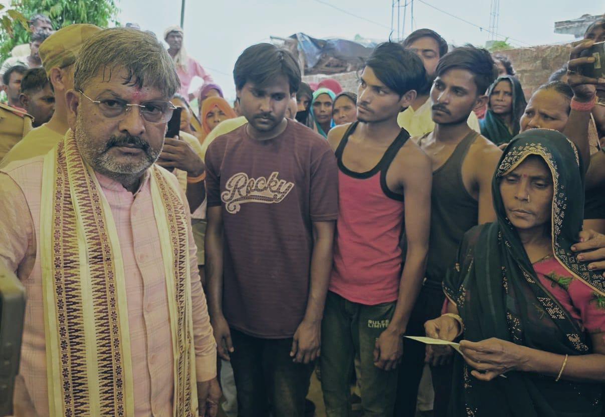 अयोध्या- विधायक रामचंद्र यादव ने मृतक गैस राम रावत की पत्नी को 2 लाख रुपये की दी आर्थिक सहायता