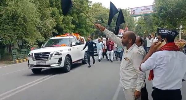 प्रयागराज पहुंचे अखिलेश दिखाए गए काले झंडे, गो बैक के लगाए गए नारे, सपाइयों ने पीटा