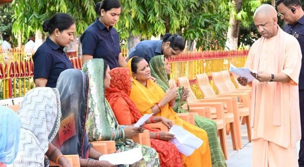 CM योगी ने जनता दर्शन में सुनीं लोगों की समस्याएं, अधिकारियों को शीघ्र समाधान के दिए निर्देश