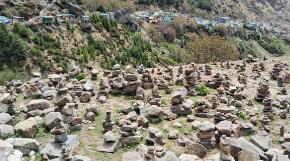 भारत का प्रथम गांव: माणा में अनोखी परंपरा, पत्थरों की मीनारों का अनोखा संसार, यात्रियों के बीच आकर्षण का केंद्र