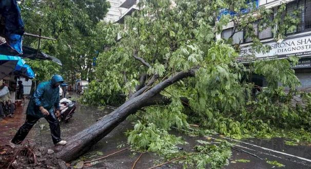 Rain Alert: पुणे में लैंडस्लाइड से मकान गिरा, कई जगह स्कूल-कॉलेज बंद, IMD ने जारी किया अलर्ट