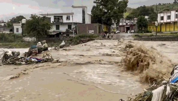 आफत की बारिश: असम में बाढ़ से 41 की मौत, महाराष्ट्र में जल भराव, कई राज्यों में रेड अलर्ट जारी