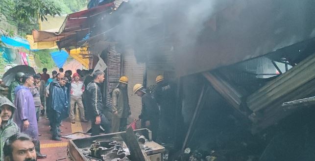 नैनीताल- न्यू पालिका बाजार में लगी भीषण आग, फास्ट फूड दुकान में फटा सिलेंडर, टला बड़ा हादसा