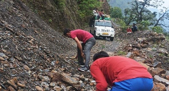 उत्तराखंड में मानसून ने दिखाया तांडव: पहली ही बारिश में नौ सड़कें बंद…40 गांव कटे, 15 हजार आबादी परेशान