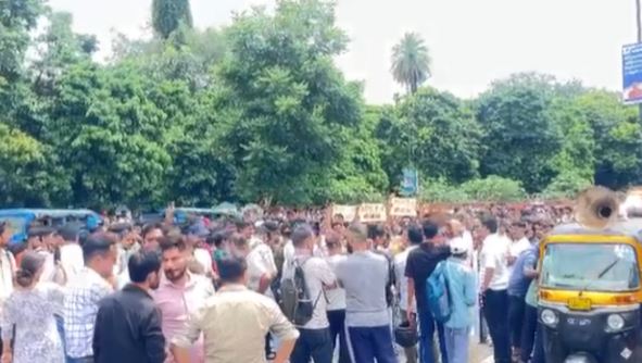 देहरादून- राजधानी में युवाओं को प्रदर्शन, जेई-एई भर्ती समेत मांगों को लेकर सचिवालय कूच, भारी पुलिस तैनात