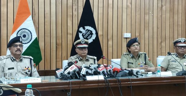 IPS Transfers: पुलिस महकमे में बड़ा बदलाव, 18 आईपीएस अधिकारियों के तबादले, कई जिलों में बदले अफसर