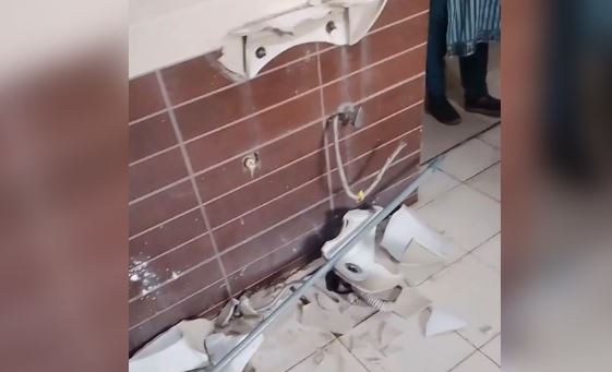 देहरादून Hospital: ओपीडी बिल्डिंग में चोरों का उत्पात, ताले तोड़े, बेसिन फोड़े, टोटियां भी चुरा ले गए चोर