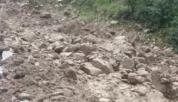 उत्तरकाशी- स्यानाचट्टी में दहशत, पत्थरों और मलबे का सैलाब आता देख सहमे लोग, बैली ब्रिज पर भी मंडराया खतरा
