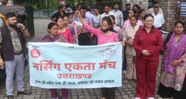 देहरादून- बेरोजगारों ने किया CM आवास कूच, पुलिस से हुई झड़प, एक ने हाथ की नस काटने की कोशिश की