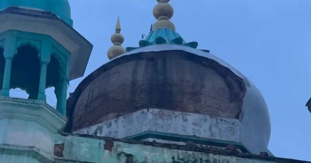 मथुरा- बड़ा हादसा: जामा मस्जिद में नमाज के दौरान गिरा गुंबद का हिस्सा, मची अफरा-तफरी