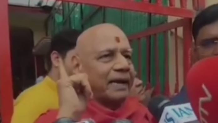 ब्रेकिंग- अयोध्या: राम मंदिर ट्रस्ट की बैठक से पहले मीडिया से बात करते हुए ट्रस्ट के कोषाध्यक्ष गोविंद देव गिरी 