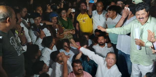 देहरादून- राहुल गांधी के कार्यक्रम में पेंच: देर रात परेड मैदान पहुंचे कांग्रेसी, पुलिस ने रोका