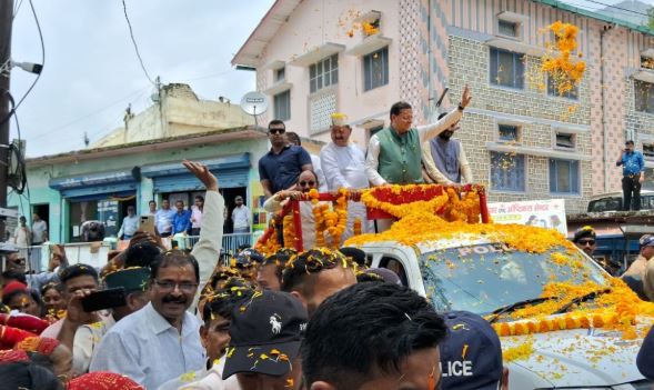चमोली- गोपेश्वर पहुंचे CM धामी, नगर में रोड शो, सरकार जन जन के द्वार कार्यक्रम में शामिल