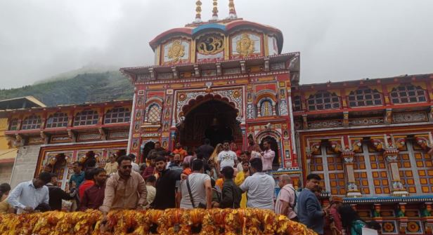 बदरीनाथ धाम- चोटियों पर जमी हल्की बर्फ, बारिश के बीच मंदिर में दर्शन कर रहे श्रद्धालु, अलकनंदा नदी भी उफान पर