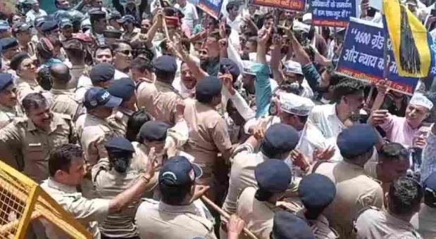 हरिद्वार- ग्रेड पे की मांग को लेकर विभिन्न संगठनों का पुलिस मुख्यालय कूच, बैरिकेडिंग कर रोका, हुई झड़प