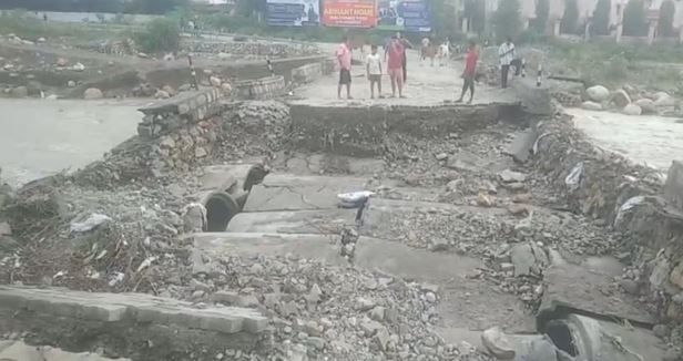 देहरादून- लगातार बारिश से नंदा की चौकी का अस्थायी पुल भी बहा, आपदा में टूटे पुराने पुल पर आवाजाही की शुरू
