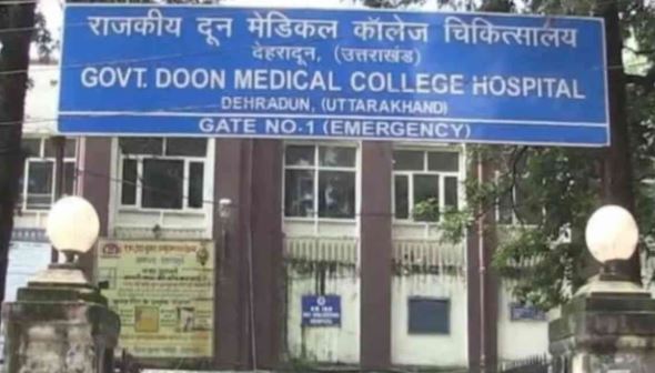 देहरादून- बच्चे ने चॉकलेट खाकर रैपर जमीन पर फेंका, आगबबूला हुई महिला सफाईकर्मी, दी धमकी-जान से मार दूंगी