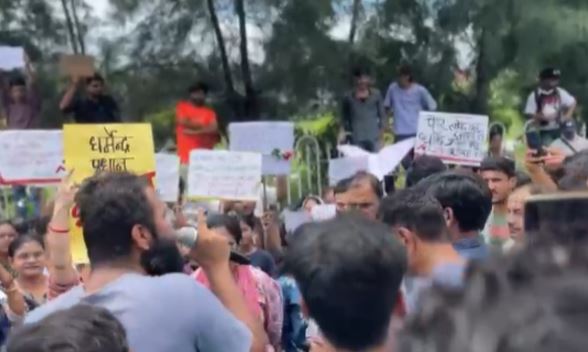 देहरादून: परीक्षाओं में धांधली से आहत युवाओं का सड़कों पर दिखा आक्रोश, बोले-इस्तीफा दें केंद्रीय शिक्षा मंत्री