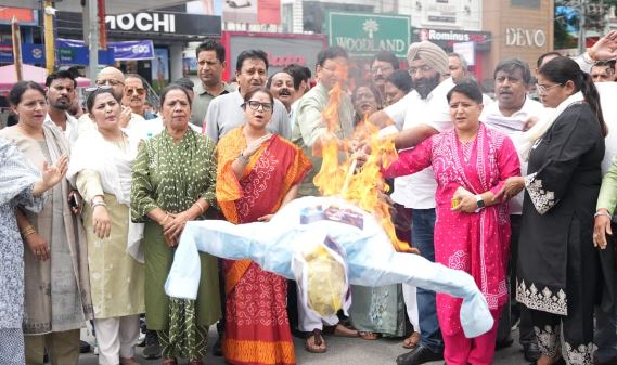 देहरादून: महिला कांग्रेस ने प्रहलाद जोशी के खिलाफ की नारेबाजी, कहा-महिलाओं का अपमान जनता नहीं करेंगी बर्दाश्त