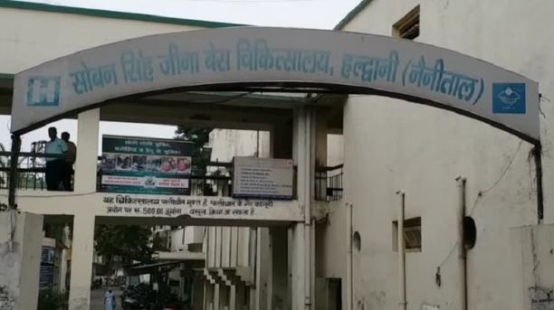 हल्द्वानी- शराबी का बेस अस्पताल में तांडव…महिलाओं की लाइन में घुसा, गालियां दी, मची अफरातफरी