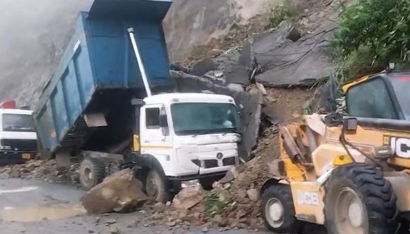 देहरादून- लखवाड़ बांध परियोजना निर्माण स्थल पर अचानक गिरा भारी मलबा, डंपर और जेसीबी क्षतिग्रस्त
