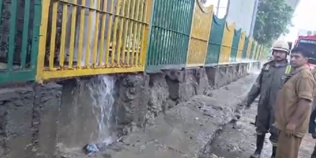 राहत के साथ आफत लाई बारिश: नोएडा के सेक्टर 16 मेट्रो स्टेशन के पास डिवाइडर भरभराकर ढहा, एक शख्स हुआ घायल