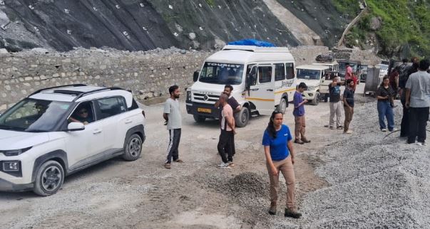 बदरीनाथ हाईवे – भनेरपाणी में तीन घंटे बंद रही आवाजाही, जाम से तीर्थयात्री रहे परेशान, नहीं मिला पानी