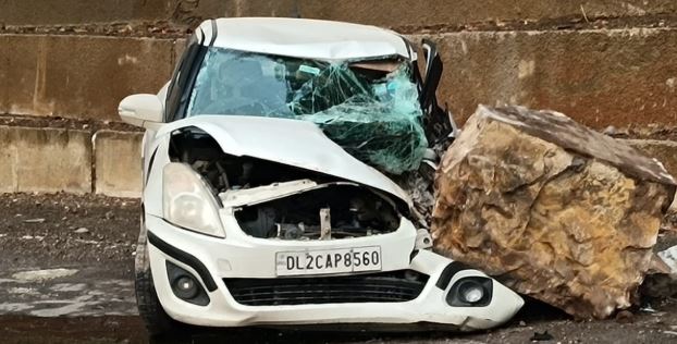 बदरीनाथ जा रहे तीर्थयात्रियों की कार पर गिरा भारी बोल्डर, बाल-बाल बची जान