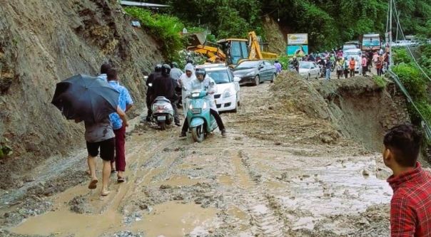 देहरादून- प्रदेशभर में 99 सड़कें बंद,पिथौरागढ़ सबसे ज्यादा प्रभावित, काली नदी का जल स्तर खतरे के पास पहुंचा