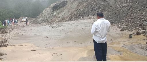 देवाल- भूस्खलन और मलबे से दो हाईवे बंद, यमुनोत्री और देवाल-वाण मार्ग पर फंसे वाहन, लगी लंबी कतार