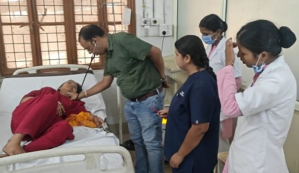 हरिद्वार- आश्रम में जमीन पर सो रही युवती को सांप ने डसा, अस्पताल में उपचार जारी, हालत फिलहाल स्थिर